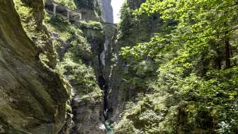 Die imposante Viamala-Schlucht mit den zwei historischen Brücken Die imposante Viamala-Schlucht mit den zwei historischen Brücken