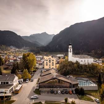 Andeer mit Mineralbad und reformierte Kirche im Herbst