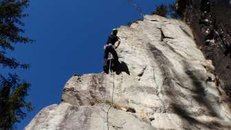 Kletterer im Klettergarten Bärenburg Andeer