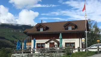 Pignia Dorf mit dem Restaurant Caltgera im Sommer Pignia Dorf mit dem Restaurant Caltgera im Sommer