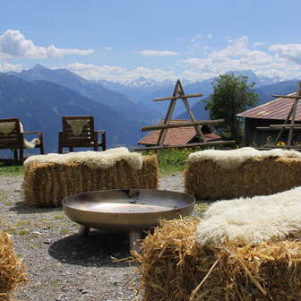 Die Terrasse vom Berggasthaus Parsiras im Sommer