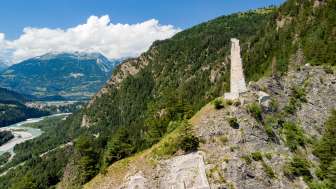 Die Ruine Hochjuvalt mit den Rheinauen und Rhäzüns im Hintergrund Die Ruine Hochjuvalt mit den Rheinauen und Rhäzüns im Hintergrund