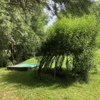 Sandkasten und Tipi bei der Feuerstelle Im Ried Masein