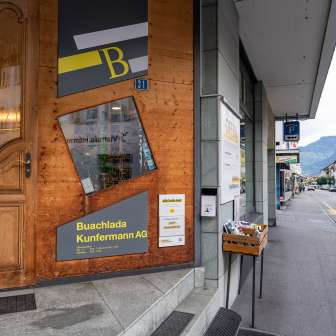 Eingangsbereich vom Buachlada Kunfermann in Thusis