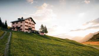 Das Berggasthaus Beverin auf dem Glaspass bei Sonnenaufgang