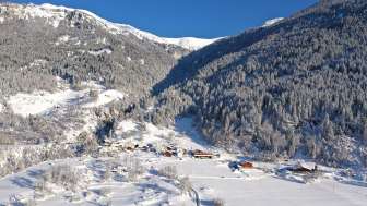 Die Burg Haselstein bei Zillis-Reischen im Sommer