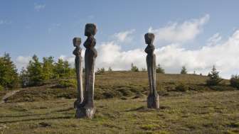 Die Kunstinstallation "Die Dreizehn" auf dem Feldiser Hochland