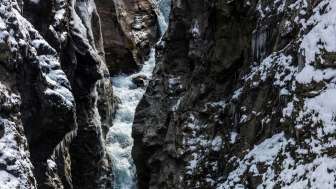 Die imposante Viamala-Schlucht mit den zwei historischen Brücken