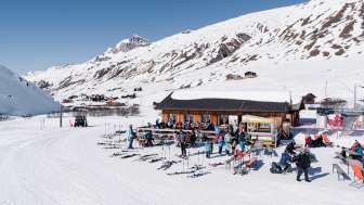 Die Skihütte direkt beim Skilift, den Langlaufloipen und Winterwanderwegen