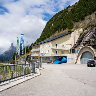 Inforama und Tunnelportal im Valle di Lei