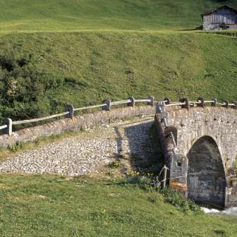 Seitliche Ansicht der alten Landbrücke Hinterrhein