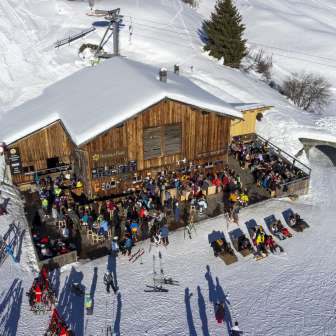 Die Sunna Bar im Skigebiet Tschappina Heinzenberg