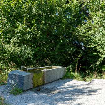 Brunnen bei der Feuerstelle Burgruine Cagliatscha