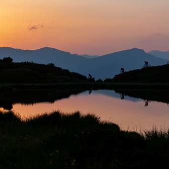 Biker bei Sonnenaufgang beim Pascuminersee am Heinzenberg