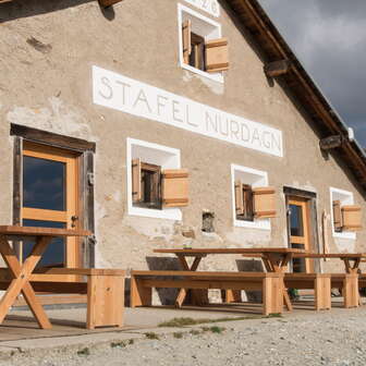 Die Terrasse vom Alpbeizli Alp Nurdagn