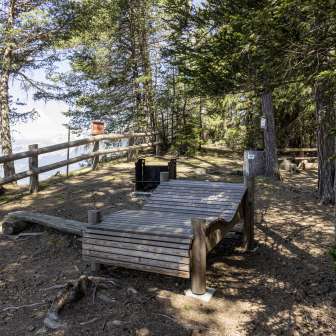 Der Aussichtspunkt und Feuerstelle Thusisblick bei Feldis Der Aussichtspunkt und Feuerstelle Thusisblick bei Feldis