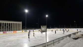 Das beleuchtete Natureisfeld Sils i.D. am Abend