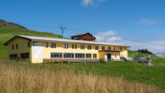 Das Bergrestaurant Dultschinas bei der Mittelstation vom Skigebiet Sarn Heinzenberg