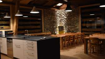 Die offene Küche schafft eine einladende Atmosphäre