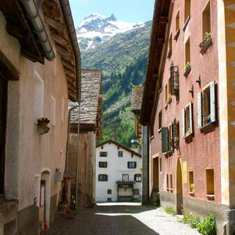 Eine Gasse im Dorf Hinterrhein