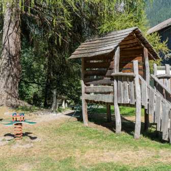 Spielhaus auf dem Spielplatz Andeer