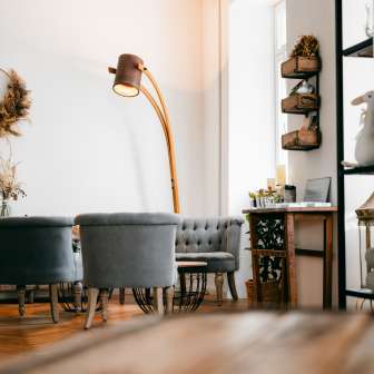 Gemütliches Ambiente in der Wildflower Floristik in Thusis