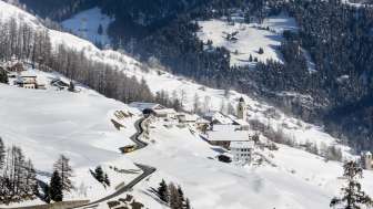 Mathon mit der neuen und alten Kirche im Sommer