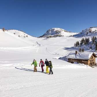 Die Skihütte Feldis liegt direkt an der Skipiste und am Winterwanderweg