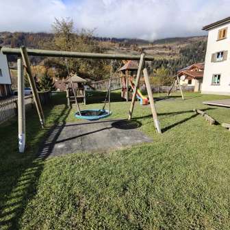 Schaukel auf dem Spielplatz Kindergarten / Scoleta Zillis