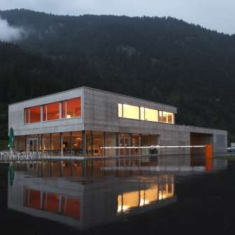 Das Hauptgebäude vom Fahrsicherheitszentrum DrivingGraubünden in Cazis