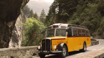 Mit dem historischen PostAuto durchs Verlorna Loch zur Viamala Mit dem historischen PostAuto durchs Verlorna Loch zur Viamala