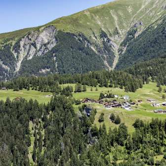 Trans liegt hoch über dem Domleschg auf 1473 m ü. M.