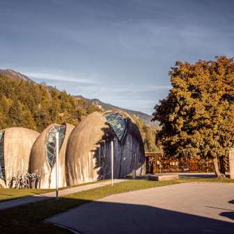 Die Steinkirche in Cazis im Herbst