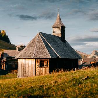 Die Holzkirche Obermutten im Herbst Die Holzkirche Obermutten im Herbst
