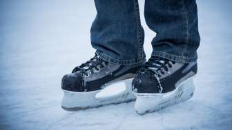 Schlittschuhe auf dem Eis Schlittschuhe auf dem Eis