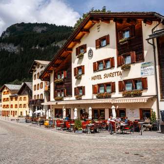 Das Hotel Suretta in Splügen im Sommer