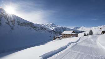 Das Berggasthaus Beverin auf dem Glaspass bei Sonnenaufgang