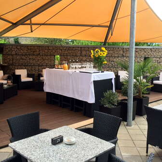 Die Terrasse mit Lounge im Restaurant Triangel in Paspels