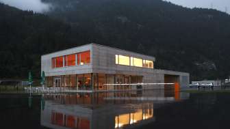 Das Hauptgebäude vom DrivingGraubünden Fahrsicherheitszentrum in Cazis