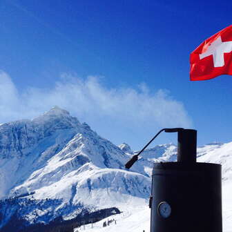 Die Aussicht von der Lüsch Älpli Bar im Skigebiet Tschappina Heinzenberg