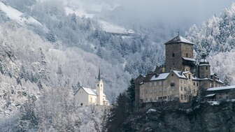 Das Schloss Ortenstein mit Tomils im Hintergrund