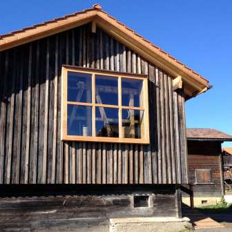 Aussenansicht vom Kulturtenn in Obermutten