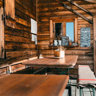 Die Terrasse der Skihütte Feldis im Sommer