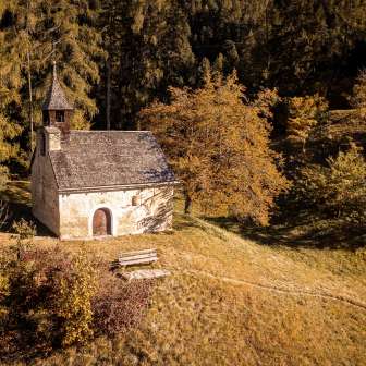 Die Kapelle St. Maria Magdalena im Herbst