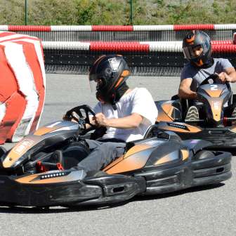 Kartfahren in der Outdoor-Kartbahn Cazis