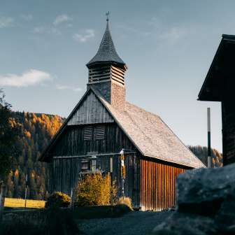 Die Holzkirche Obermutten im Herbst