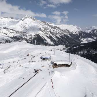 Das Bergrestaurant befindet sich direkt bei Bergstation im Skigebiet Splügen-Tambo