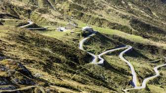 Das Berghaus liegt auf der Schweizer Seite des Splügenpasses Das Berghaus liegt auf der Schweizer Seite des Splügenpasses