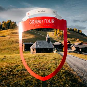 Der Grandtour Fotot Spot in Obermutten mit der Holzkirche im Mittelpunkt