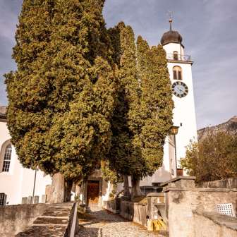 Aufstieg zur reformierten Kirche in Andeer
